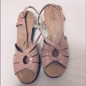 Soft Style blush and black wedges size 8.5 narrow